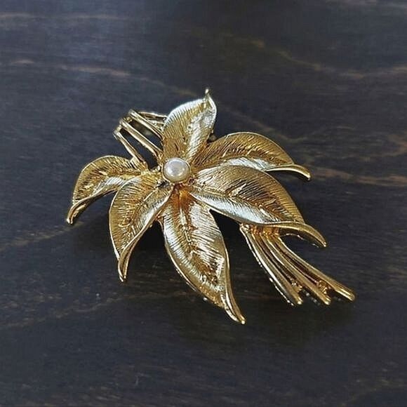 Vtg gold tone faux pearl center lily brooch - Picture 2 of 5